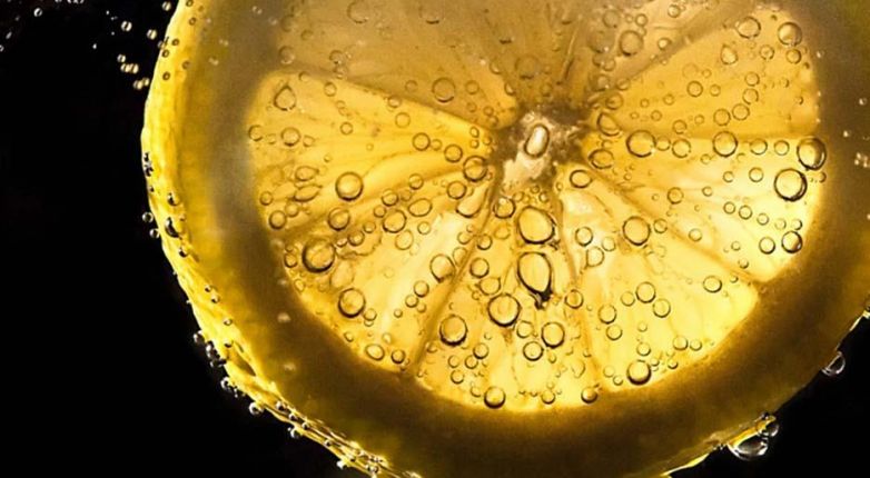 Acqua tiepida e limone: un benessere tutto naturale
